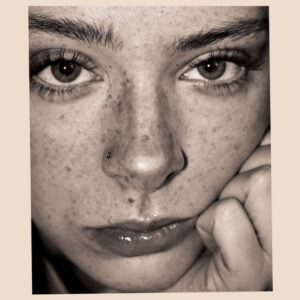 Holly Humberstone<br><span class="loop-subtitle">Deep End</span>